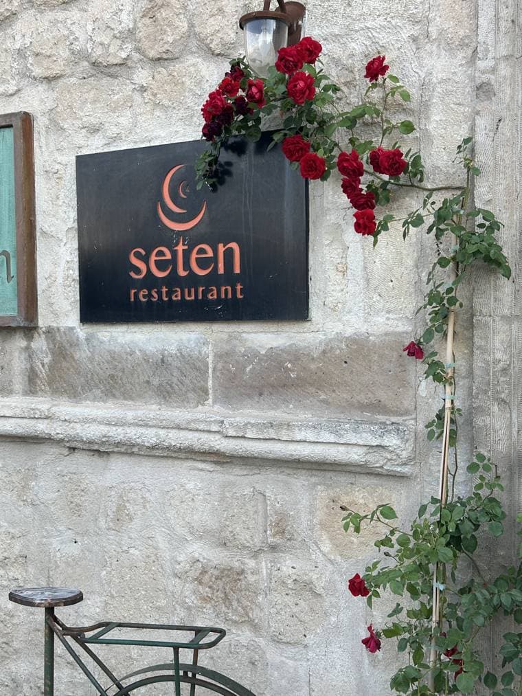 Seten restaurant sign with red roses